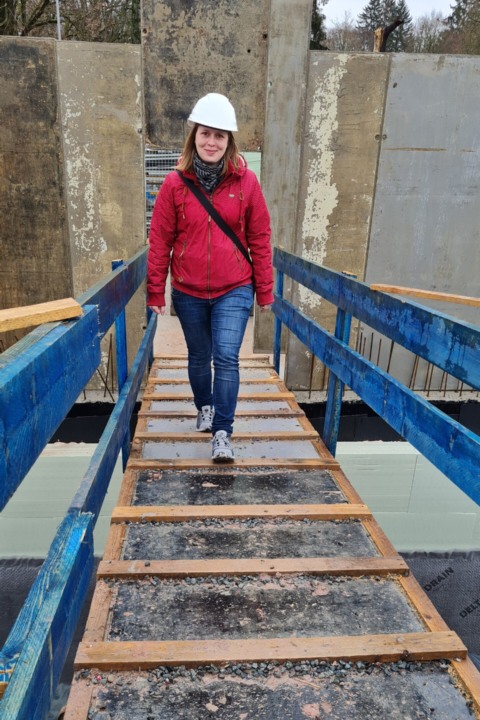 Bauleiterin Kathrin auf Baustelle