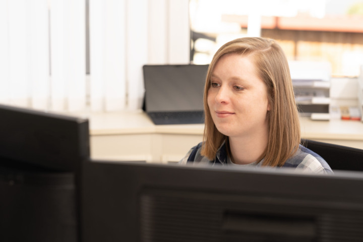 Mitarbeiterin Kathrin arbeitet am Computer