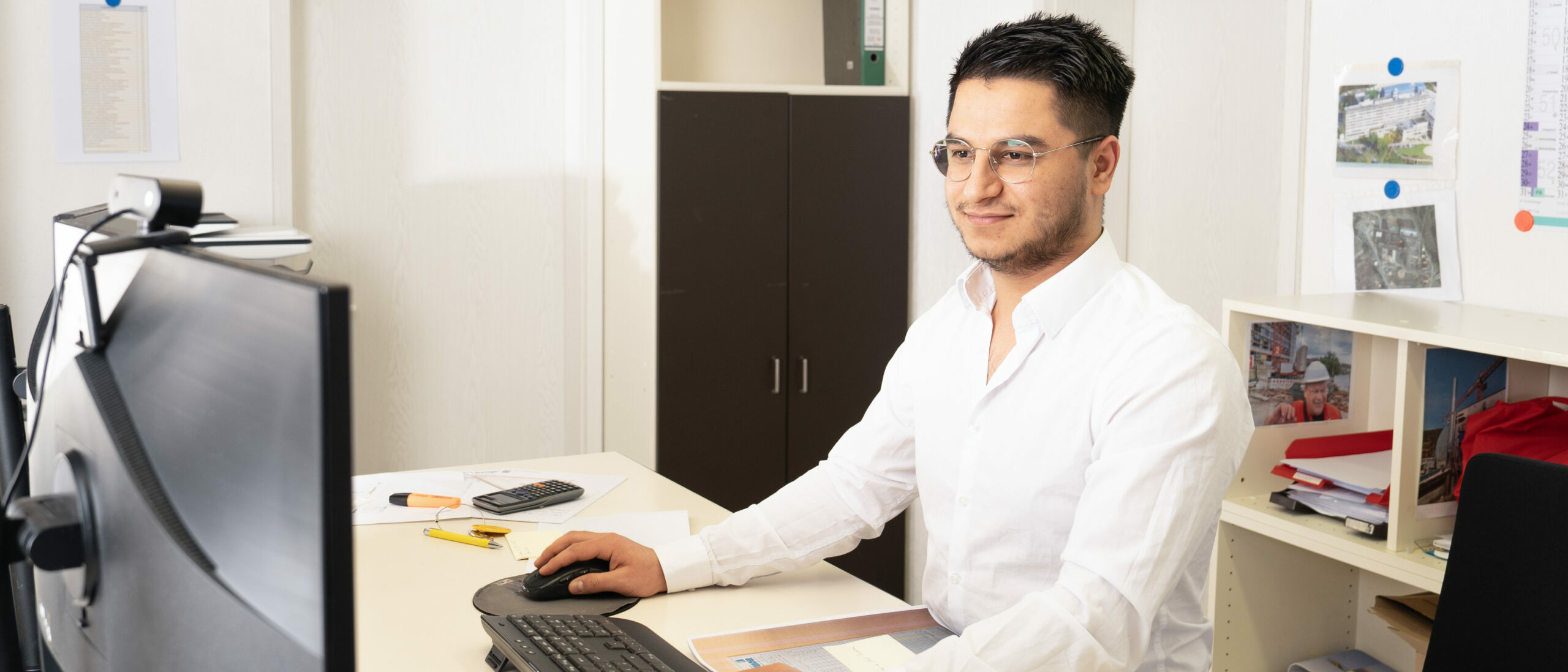 Mitarbeiter Paiman arbeitet am Computer