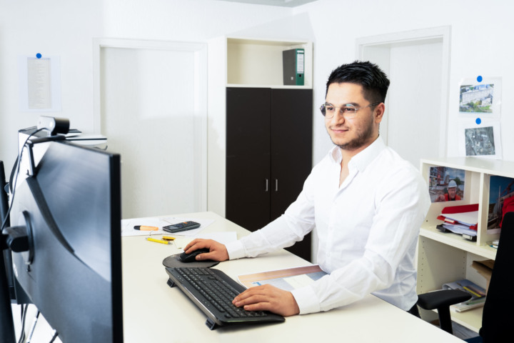 Mitarbeiter Paiman arbeitet am Computer
